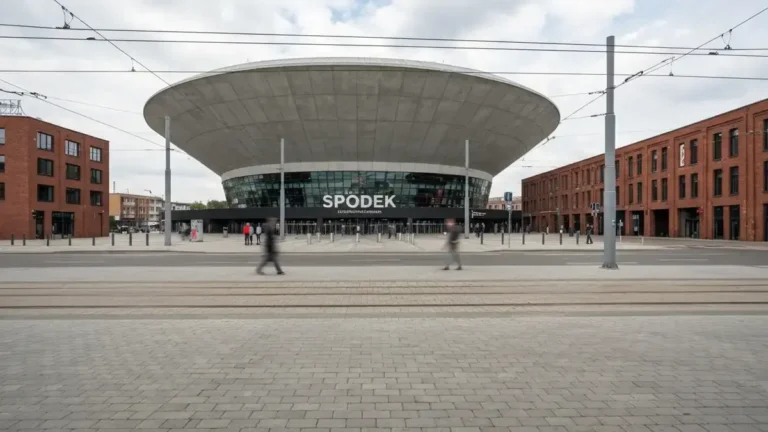 Spodek w Katowicach w dniu koncertu, z wejściem i otoczeniem Strefy Kultury