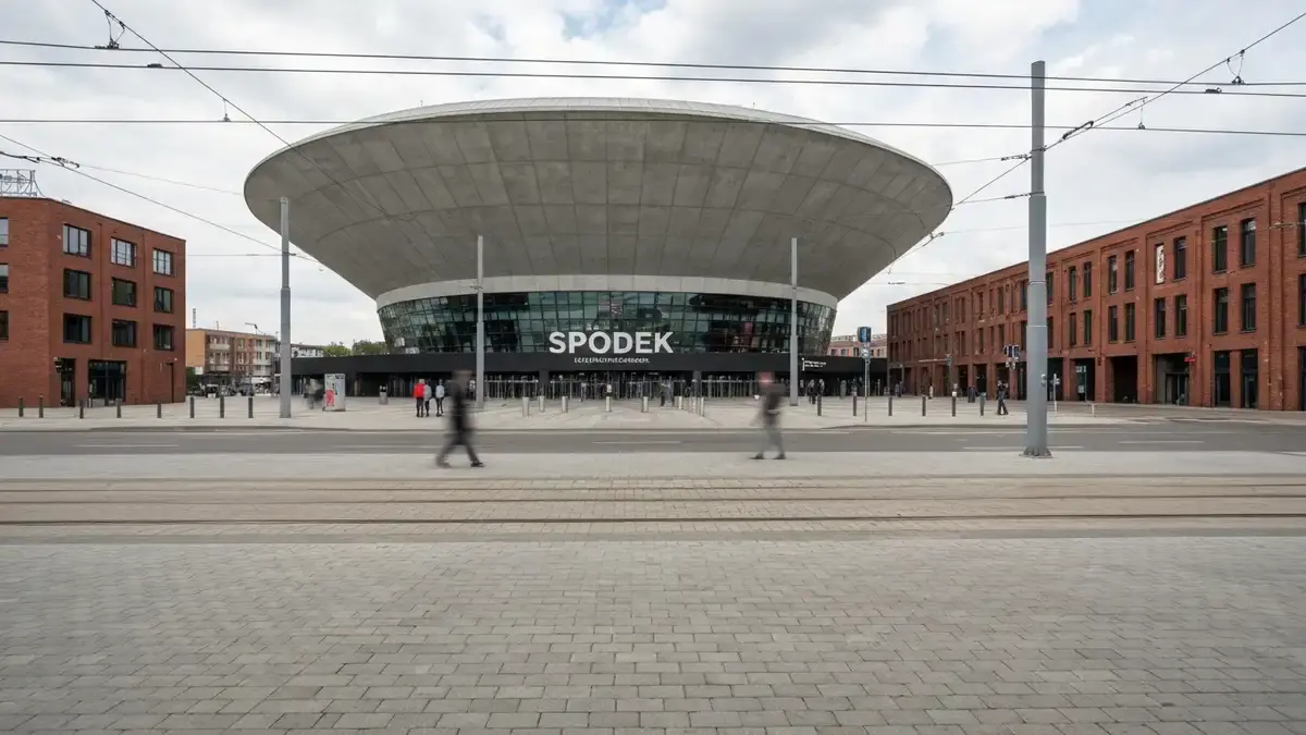 Spodek w Katowicach w dniu koncertu, z wejściem i otoczeniem Strefy Kultury