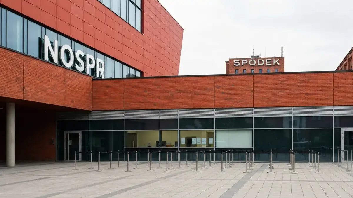 Budynek NOSPR w katowickiej Strefie Kultury z pustą strefą kas biletowych
