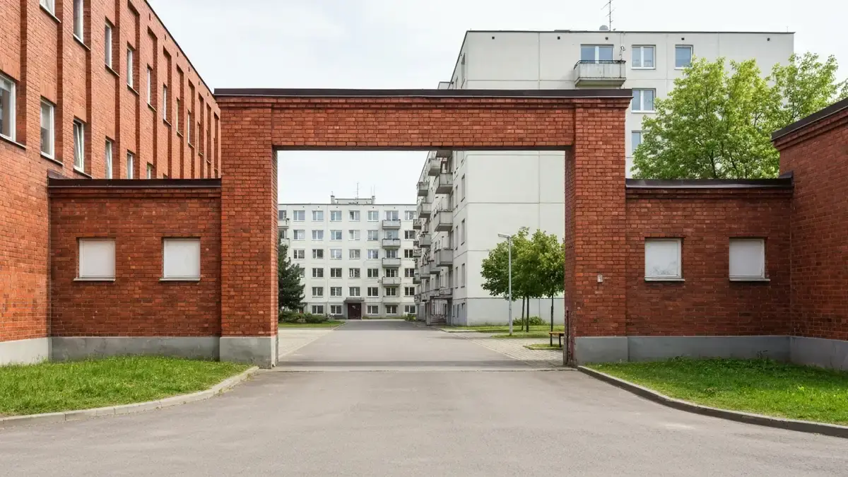 Ceglane familoki i blok PRL w katowickim krajobrazie osiedlowym