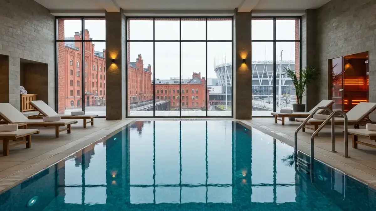 Hotelowy basen i strefa spa z widokiem na postindustrialny charakter Katowic
