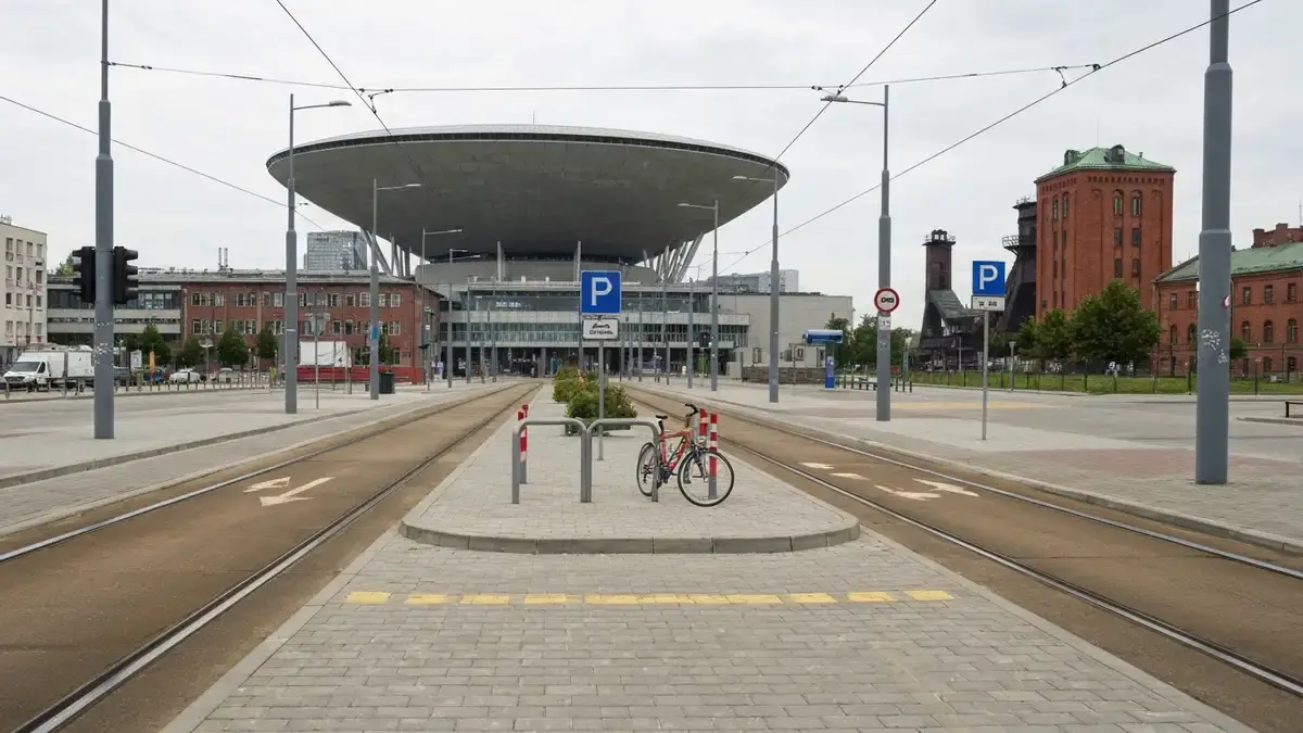Dojazd do Strefy Kultury w Katowicach z tramwajem, rowerami i widokiem na Spodek