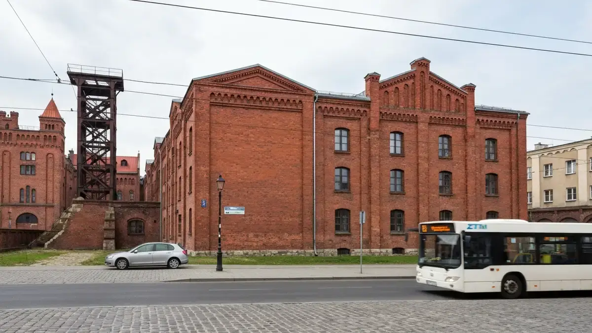 Postindustrialny budynek Galerii Szyb Wilson w Katowicach z ulicą dojazdową